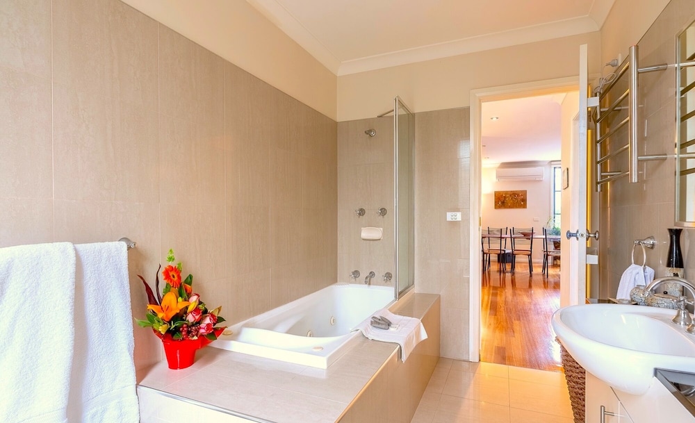 StayCentral - Tranquil Townhouse