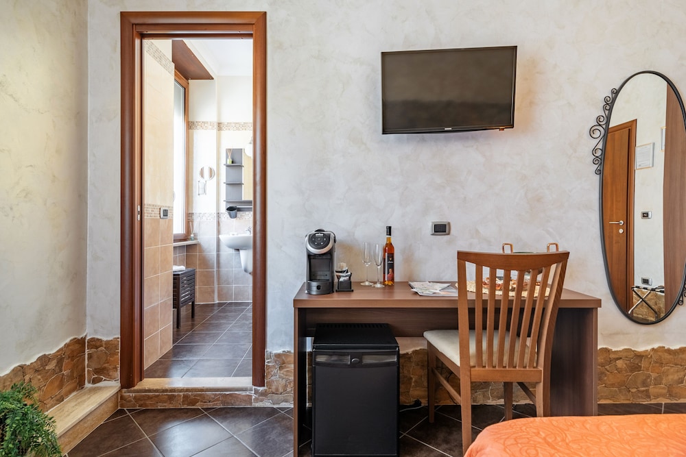 Room in Apartment - Alis Laura Guest House photo 5