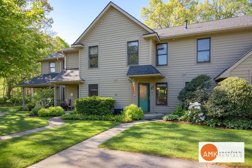 Charming Bayview - Downtown Condo With Pool