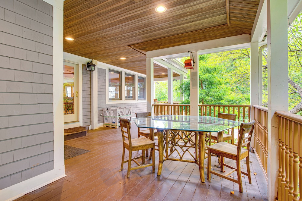 Deck For Entertaining: Belmont Group Getaway view 4