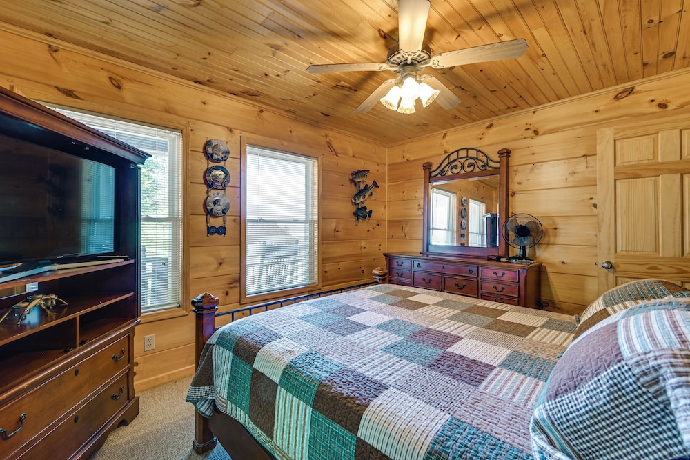 3 Mi to Dale Hollow Lake: Wooded Retreat w/ Decks!