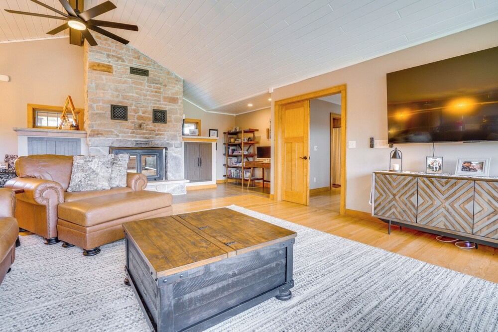 Hot Tub & Trail Access: Spacious Stockholm Retreat