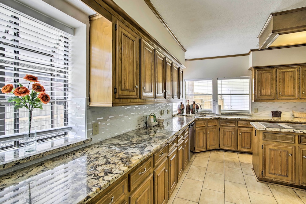 Spacious Houston Getaway ~ 23 Mi to Downtown! view 4