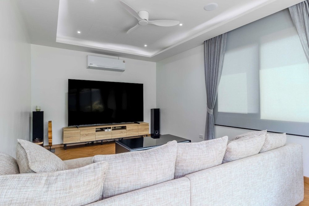 5BR Villa Waterfall Pool Movie Room V257