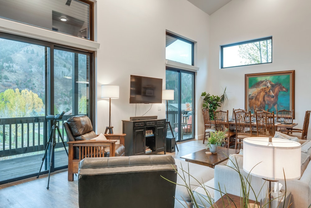 Mountain-view Home Near Hiking in Alpine!