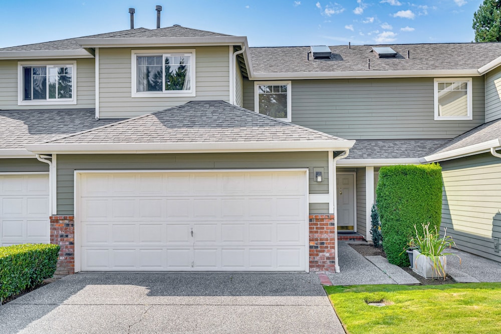 Modern Home Close to Dtwn Woodinville w/ Yard