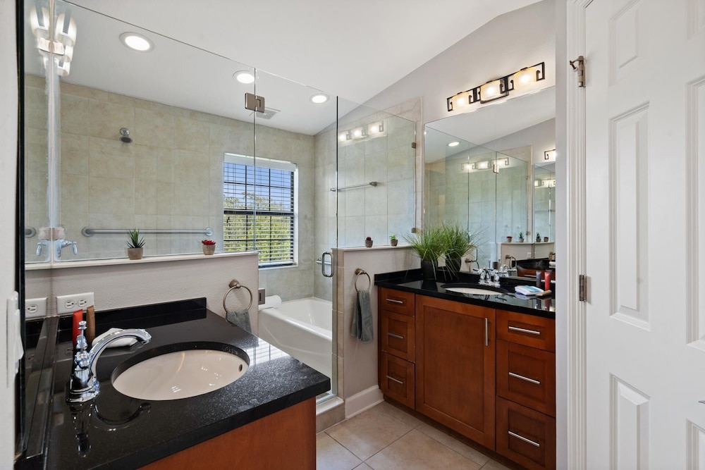 Enchanted Garden Resort 2 Miles from Disney 4 Bedroom Townhome 4 Townhouse
