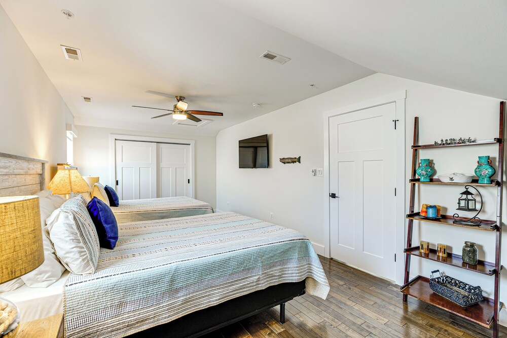 Near Solomons Island Boardwalk: Home w/ Hot Tub!