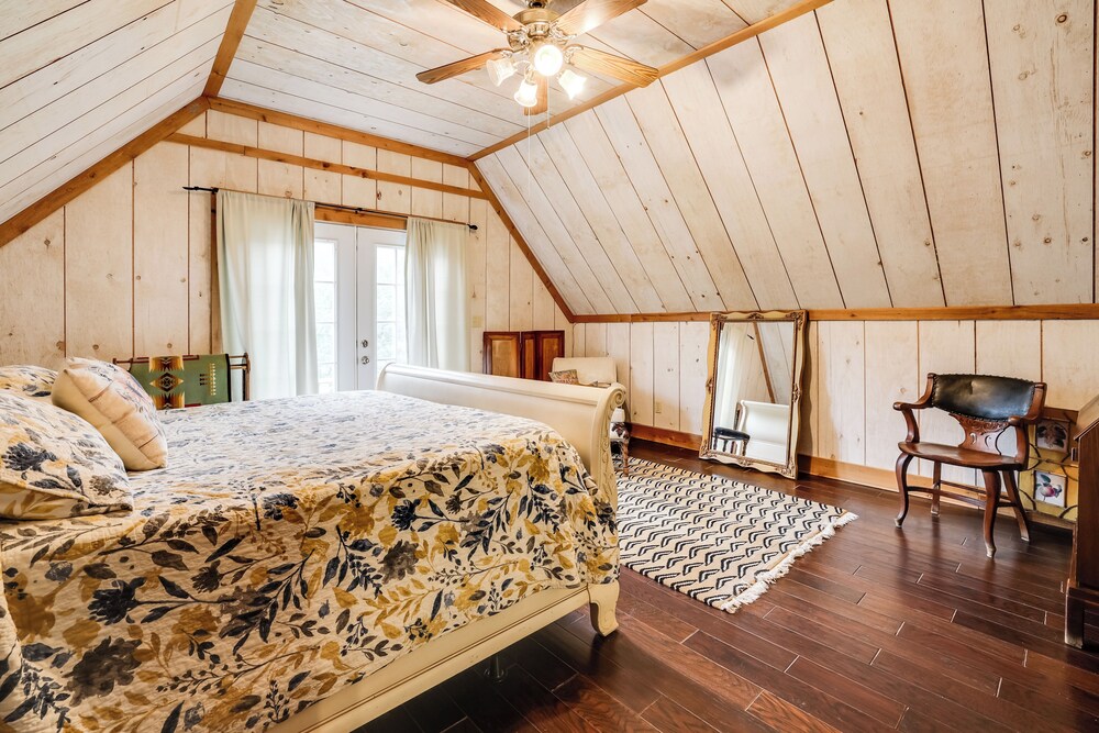 Chic 'tree House' Studio ~ 24 Mi to Bandera!
