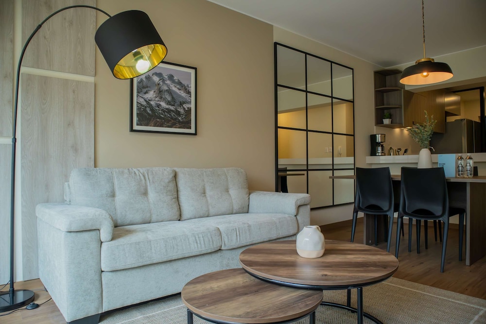 w Striking 1BR w Perfect Balcony Near Kennedy Park