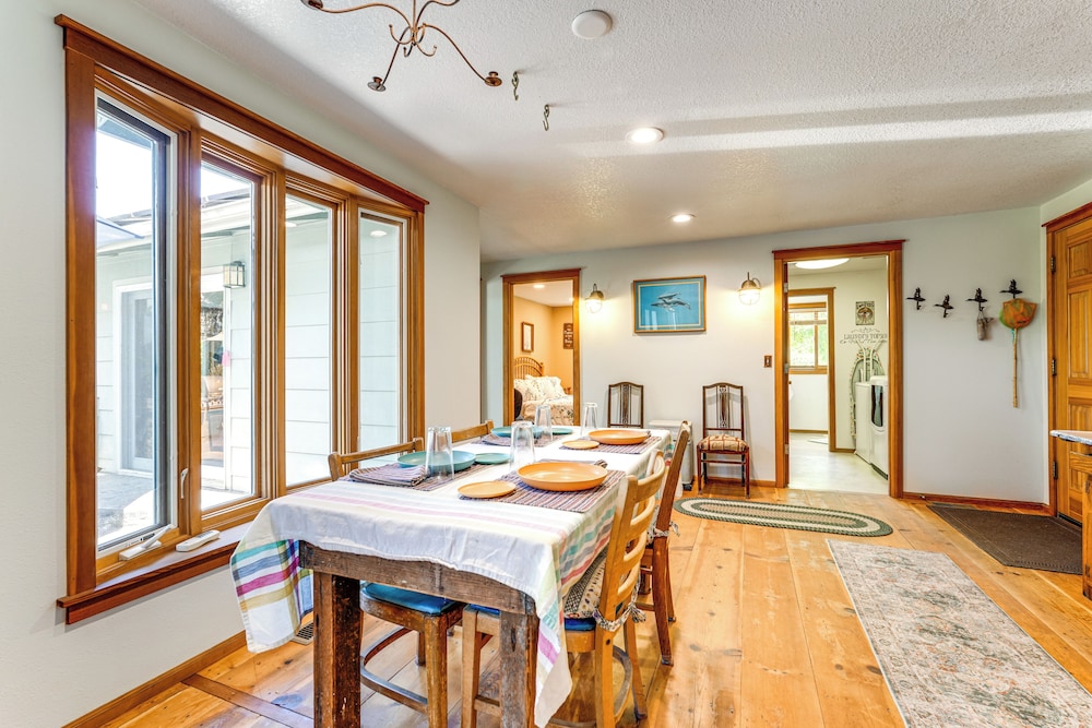Oregon Farmhouse Hideaway on 53 Acres