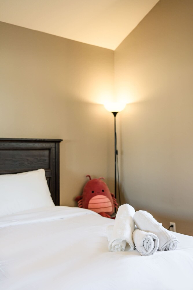 Near ONT Spacious 4BR Family Retreat Safe Area