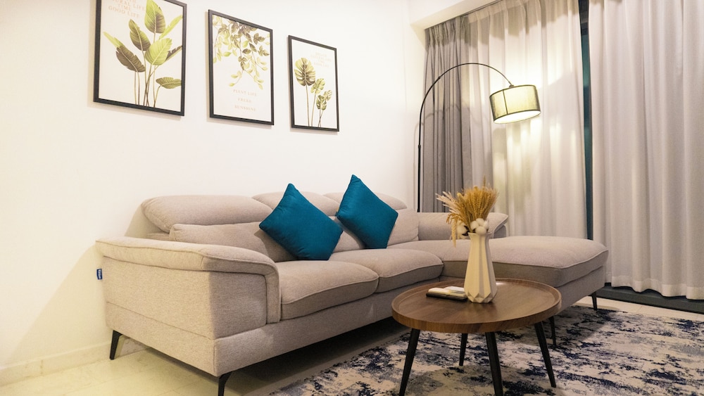 Moonway Luxury Suites At Eaton Residence