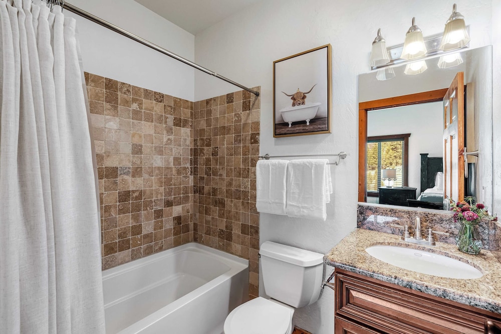 Group Cabin + Lake and Mountain View Pet-friendly, Fireplace, Games, Loft