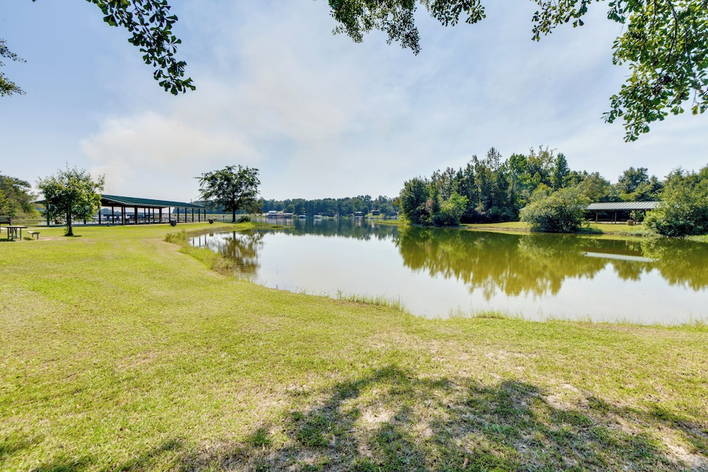 Lake Eufaula Access: Cozy Wood Cabin w/ Yard!