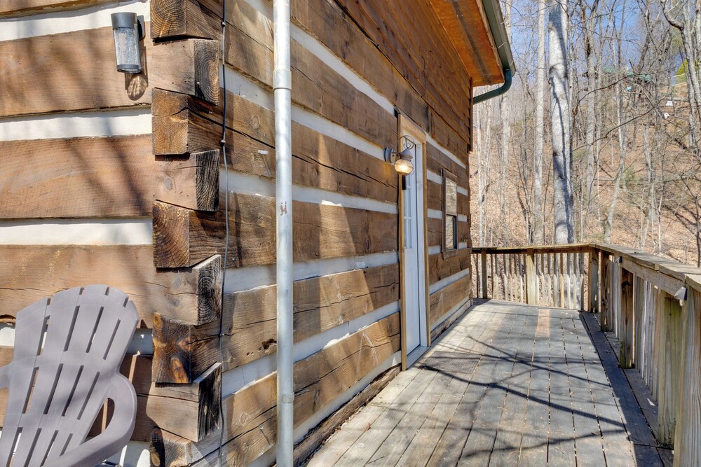 Private Hot Tub & Game Room: Mountain Retreat!