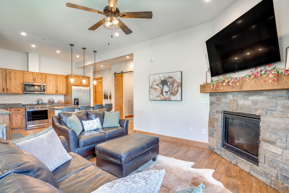 Modern Elk Creek Condo w/ Hot Tub & Heated Floors