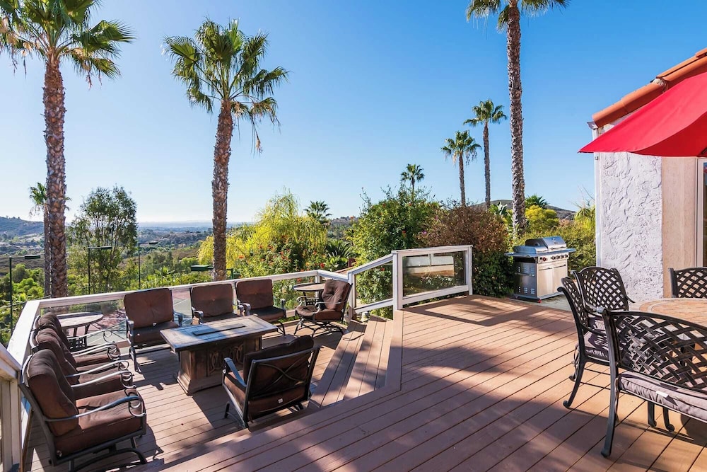 Two Estates w/ Pools, Hot Tubs, Game Rooms, Valley Views & Tennis Court Near Beaches & Wineries