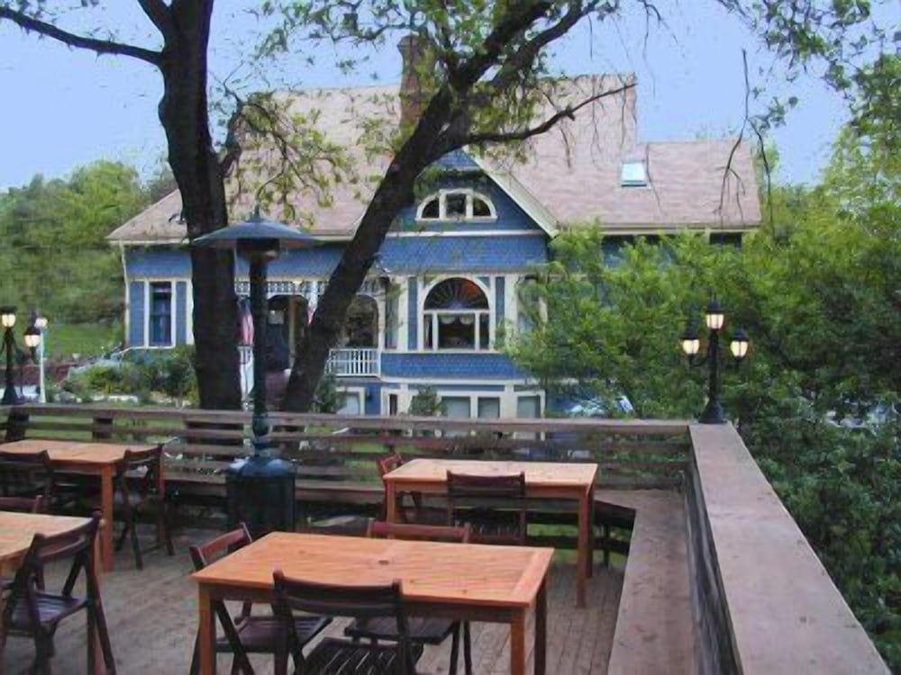 Robins Nest Bed & Breakfast