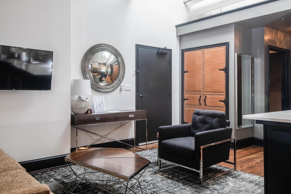 80 LEX 204 Industrial Chic Free Parking