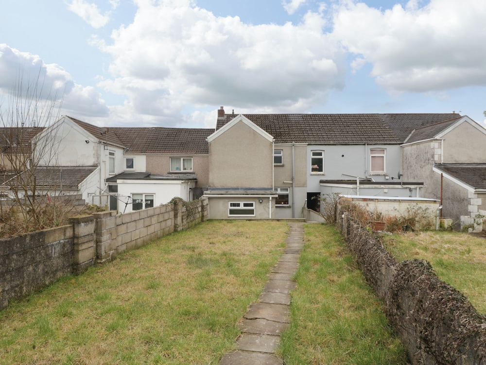 32 Bridgend Road