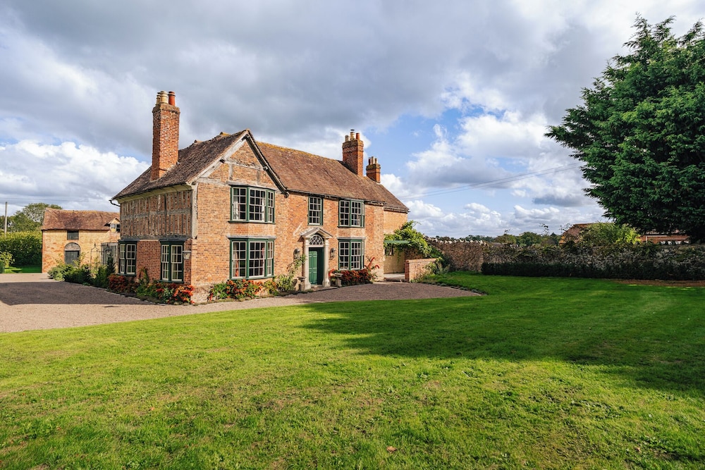 Stunning 4BD Home in Worcestershire