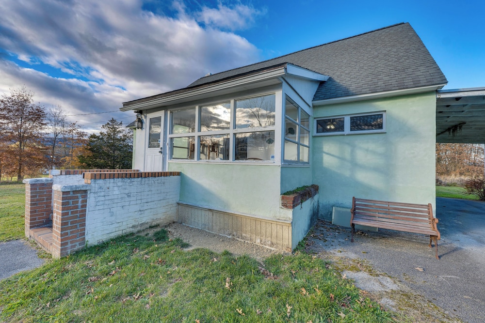 Charming Gardiner Home w/ Yard & Sunroom