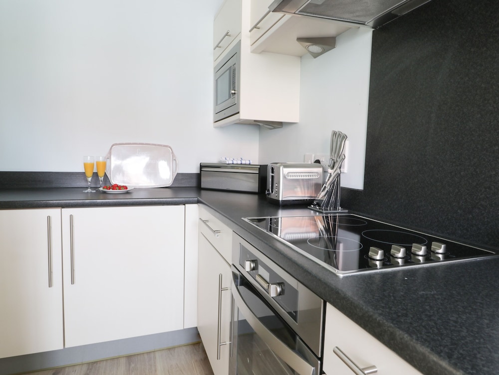 2 Perran Court