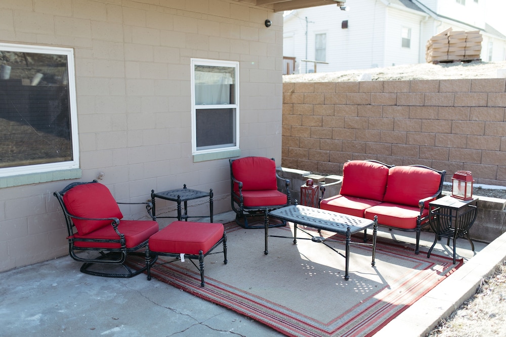 Omaha Vacations - Charming Omaha Retreat - Near Zoo Downtown 3 Bedroom Home by RedAwning - Property Image 23