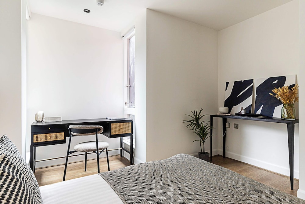 Stylish and Sleek East London Retreat view 3