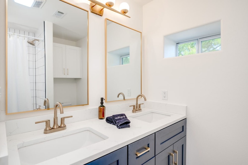 Modern 3 2 two Kings hot tub Fire pit 16min to Wine Trail Nearby Pickleball Courts Pools