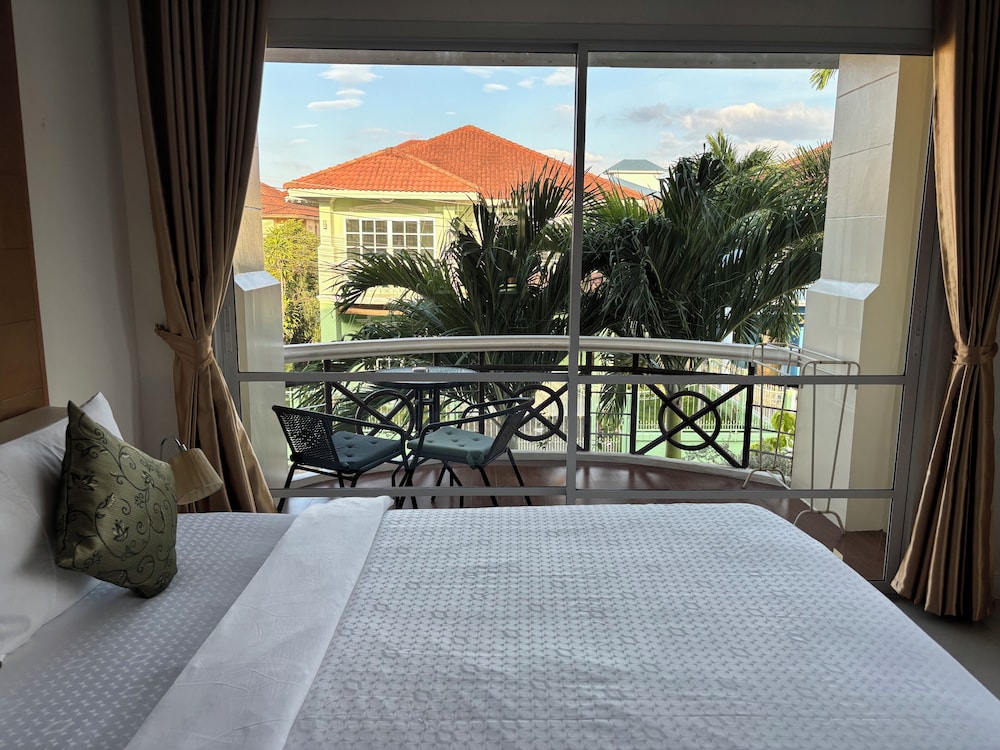 khun mai villa