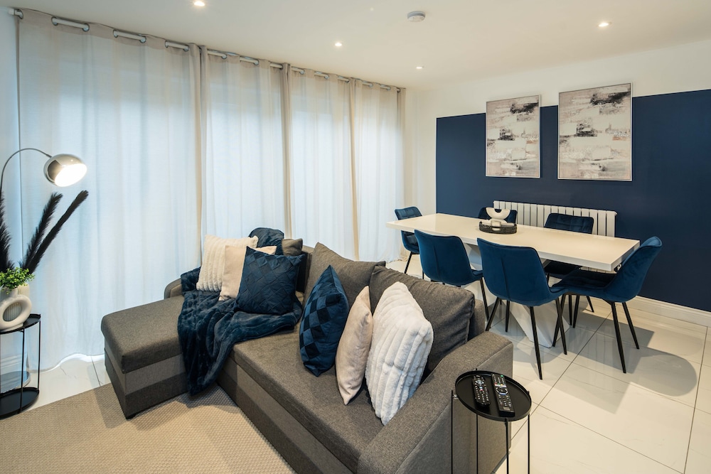 Charming 2-bed House in Central