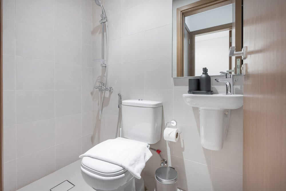 Elegant Relaxing 3-bedroom Apartment in Perfect Location at Canal Front 6