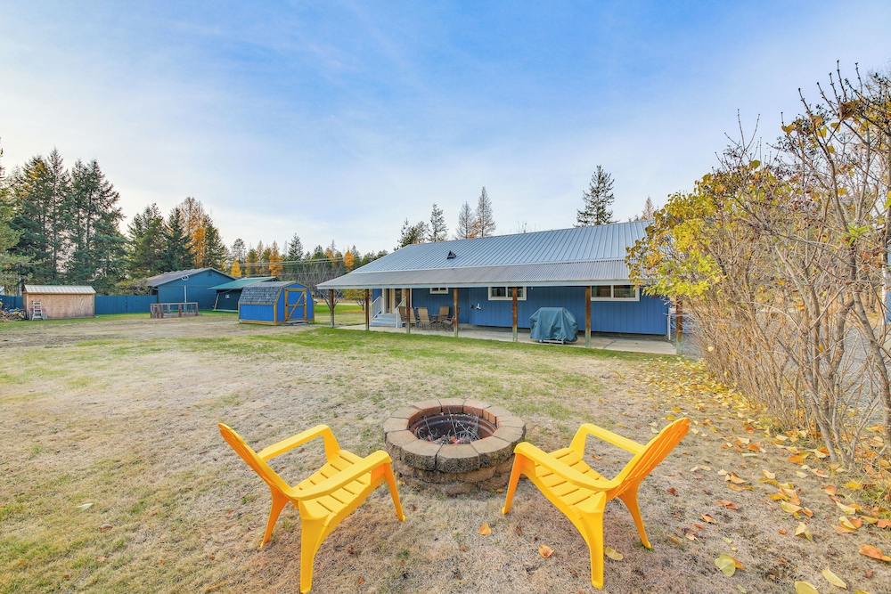 8 Mi to Bonners Ferry: Quiet Getaway w/ Patio