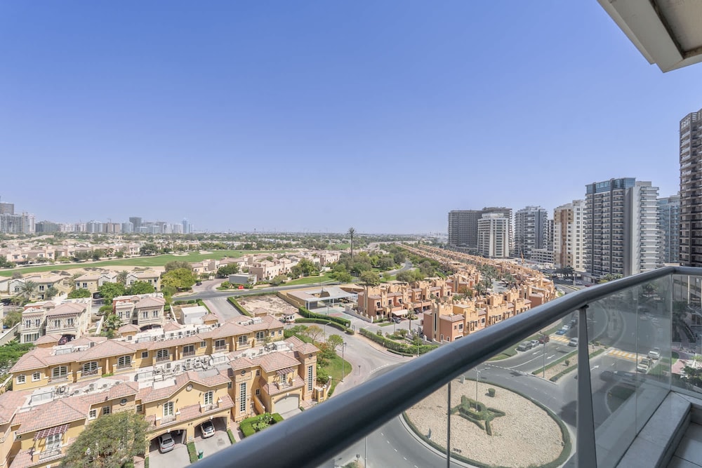 Modern 1-bed With Scenic Golf Course View