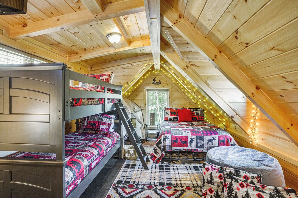 Lakefront Cabin in Elk Park w/ Hot Tub & Mtn Views