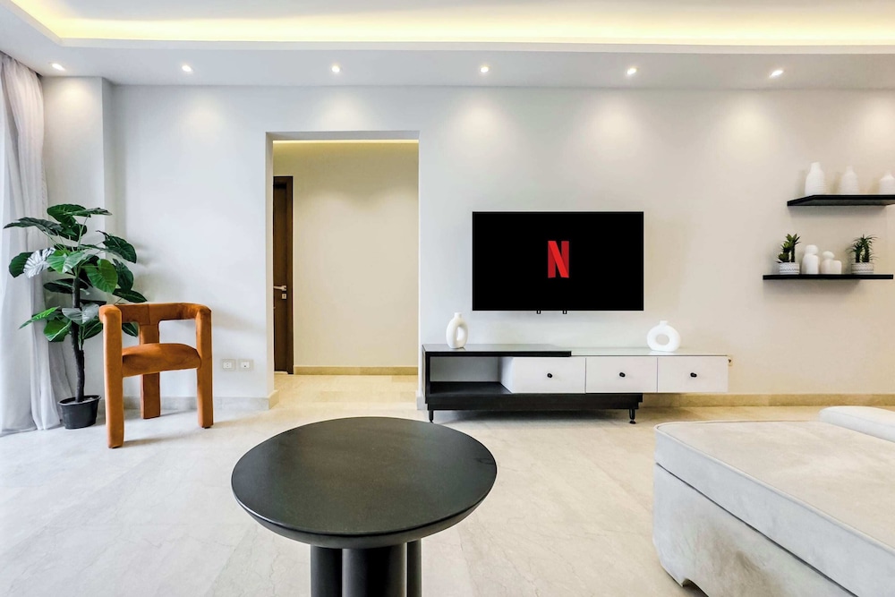 Ample & Artistic 2bdr Apt. 5 min to CAI Airport