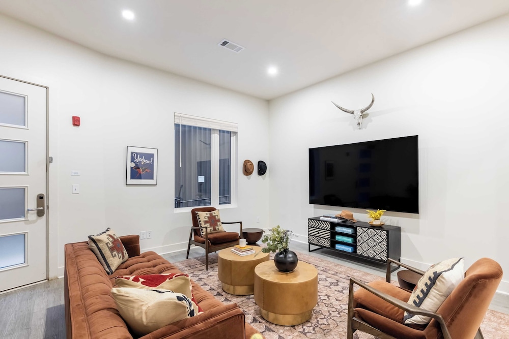Sleeps 28 2 Units Near DT Nashville Outrider by Avantstay