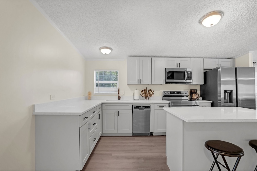 Relaxing 4br Hideaway In Groveland 4 Bedroom Cottage by RedAwning - Property Image 18