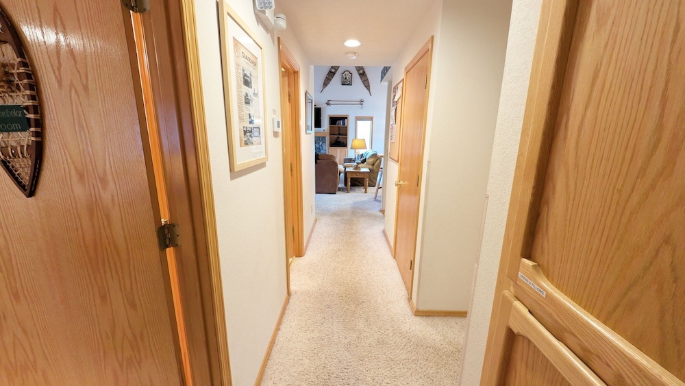 Snowshoe Inn-pyramid Mtn 7 3 Bedroom Home