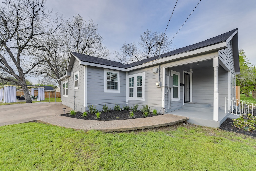 1 Mi to Dtwn Waco! Lovely Home w/ Fire Pit Table