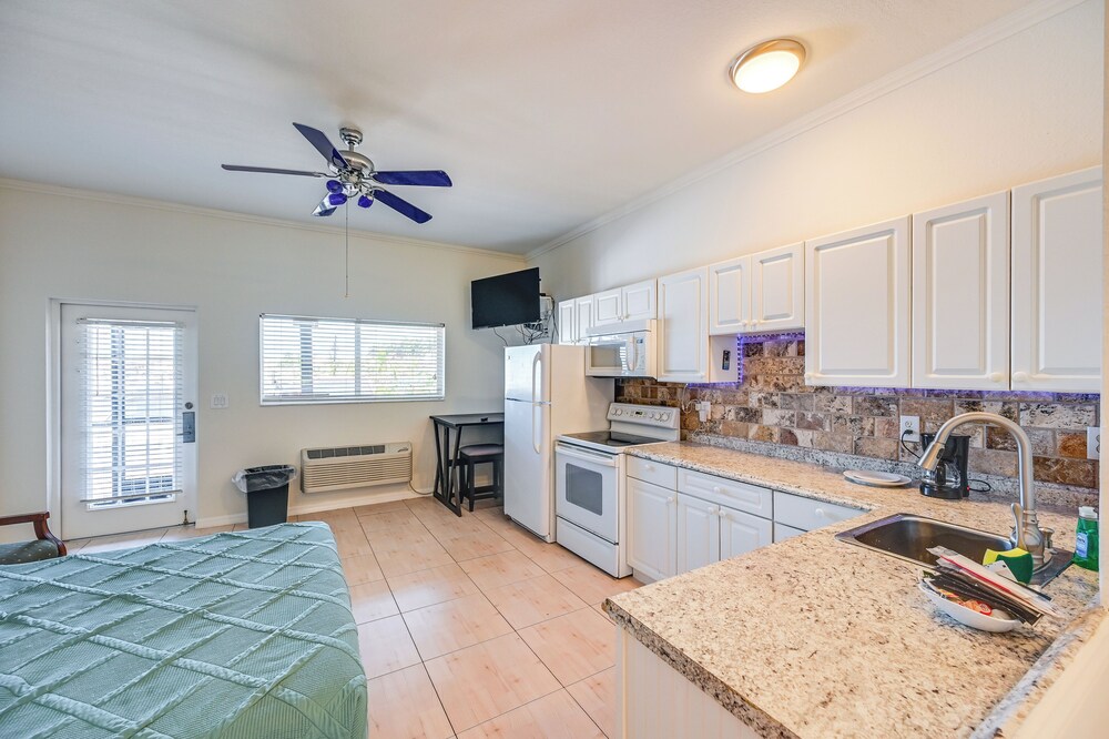 Sail + Soak: Naples Condo w/ Heated Pool Access