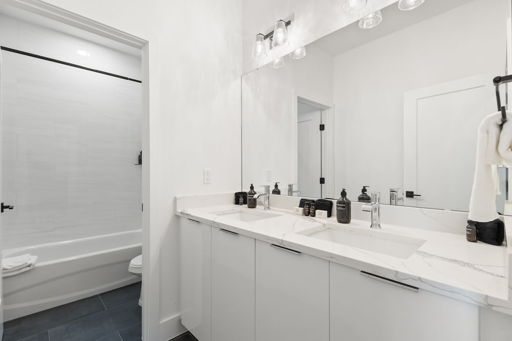 NEW Casa Sol Casa Cielo - Luxurious Newly Built Tampa Townhouses In Prime Location