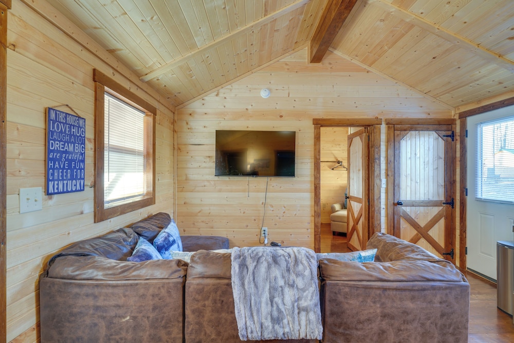 Pond-view Cabin Near Louisville on Racehorse Farm!