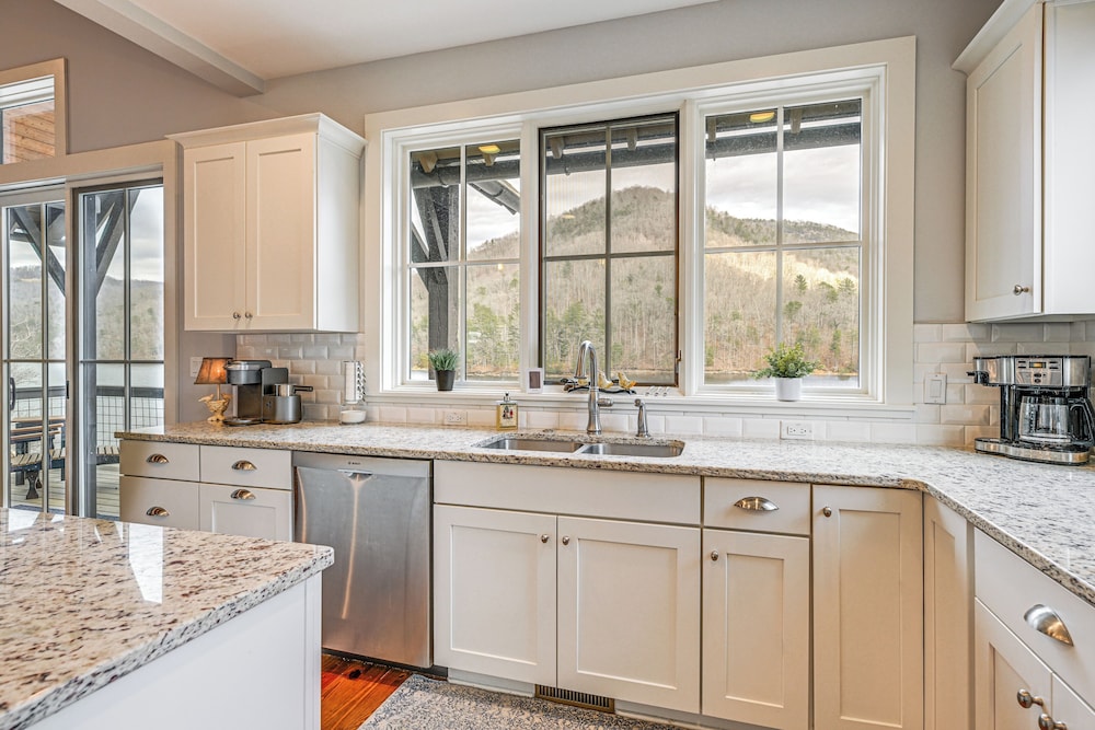 Direct Lake Access & Fire Pit: Tuckasegee Cottage!