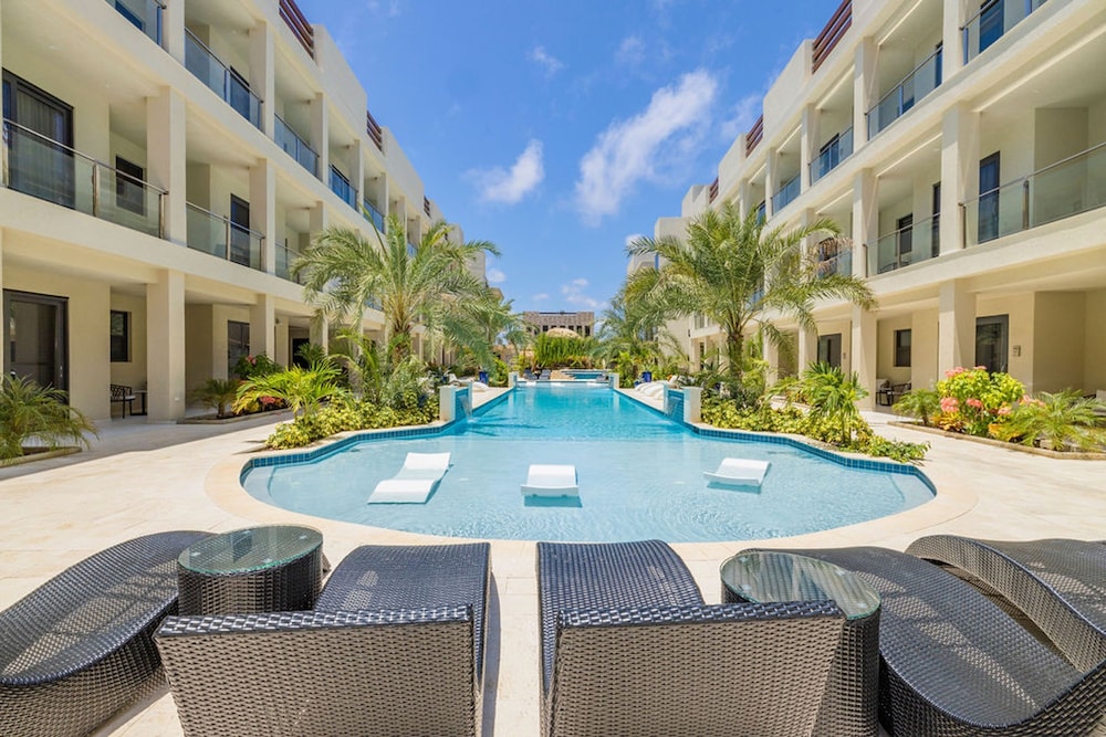 2BR 2BA Top Floor Corner w Amazing Views Gym