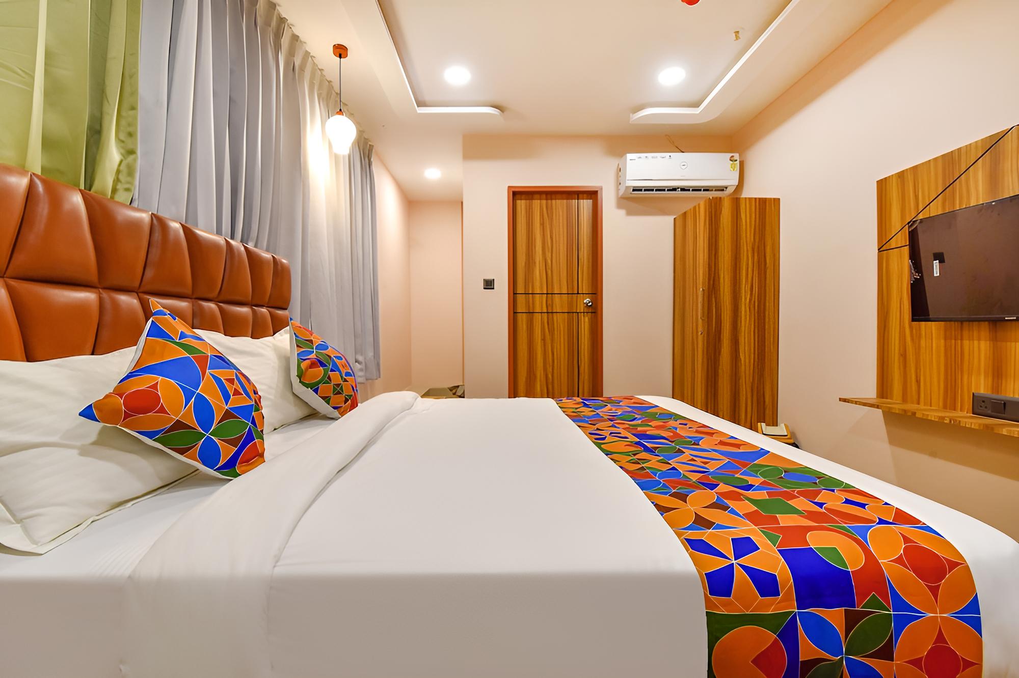 Fabhotel The Palace view 4