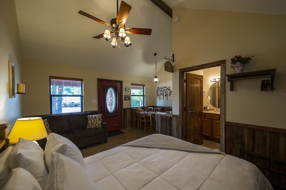 Hillsboro Vacations - Cabin 3 Rental 15 Minutes From Magnolia and Baylor - Property Image 4