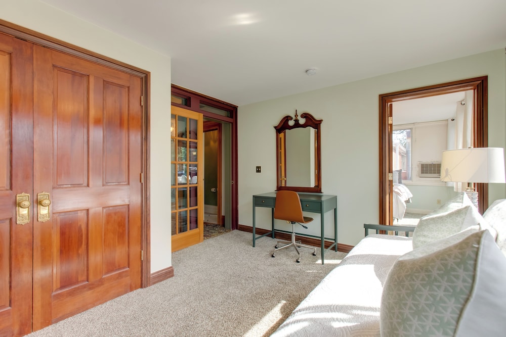 Victorian-style Cheesman Park Apt - 2 Mi to Dtwn